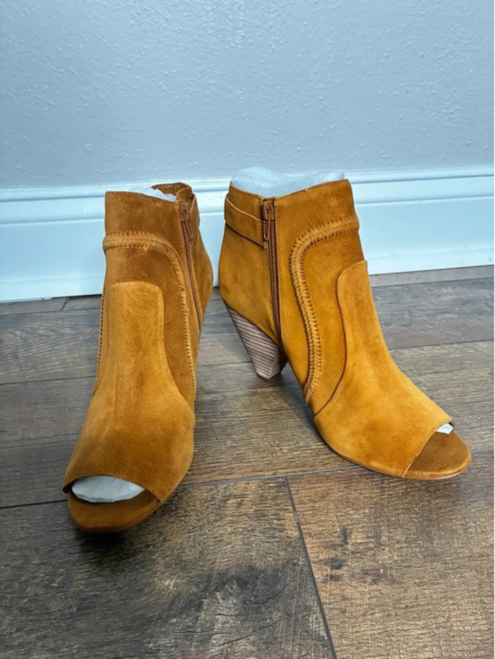 Vince Camuto Ennley Peep Toe Ankle Booties Cognac Suede Boho Western Sz 10W